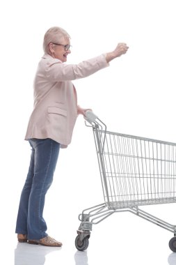 Yan görünüş. Alışveriş arabalı mutlu yetişkin kadın.