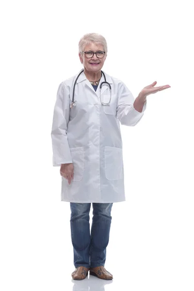 Dalam pertumbuhan penuh. dokter wanita tersenyum menunjuk pada layar putih — Stok Foto