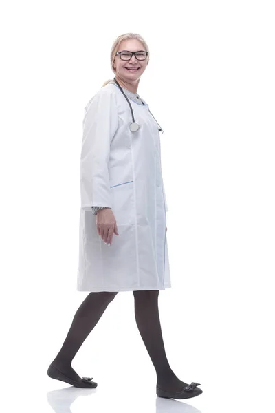Sidovy. erfaren kvinnlig läkare kliver fram. — Stockfoto