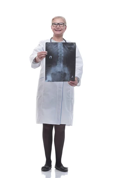 Em pleno crescimento. GP sorrindo mostrando imagem de raio-x do paciente — Fotografia de Stock