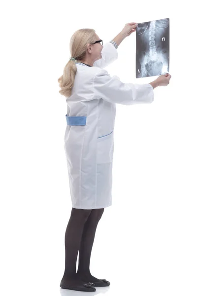 Tam gelişim. Gülümseyen pratisyen hekim hastanın röntgen görüntüsünü gösteriyor — Stok fotoğraf