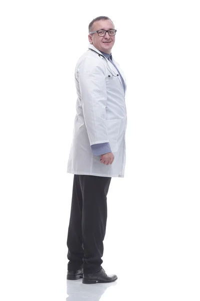 Οπίσθια όψη. ώριμος γιατρός διαβάζει μια διαφήμιση σε μια λευκή οθόνη — Φωτογραφία Αρχείου