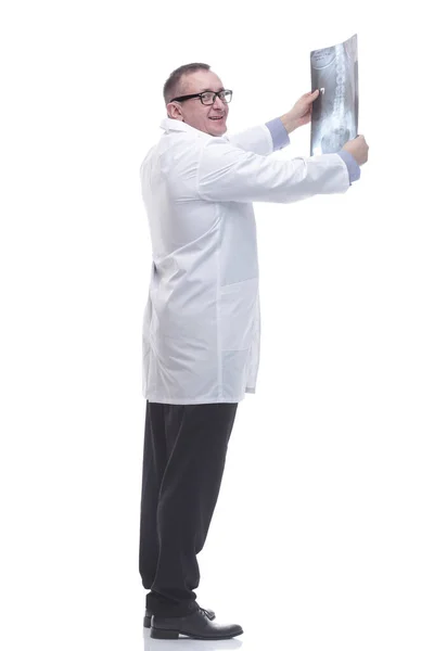 Zijaanzicht. gelukkige mannelijke arts met een röntgenfoto van een patiënt — Stockfoto