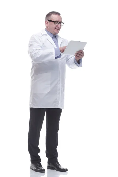 In full growth. a competent mature doctor with a digital tablet. — Stock Photo, Image