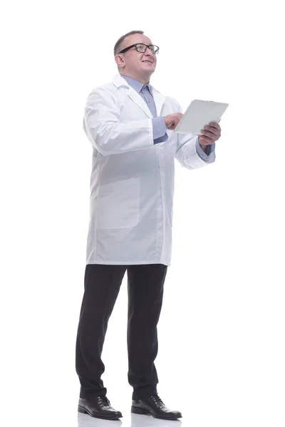 En pleno crecimiento. un médico maduro competente con un comprimido digital. —  Fotos de Stock