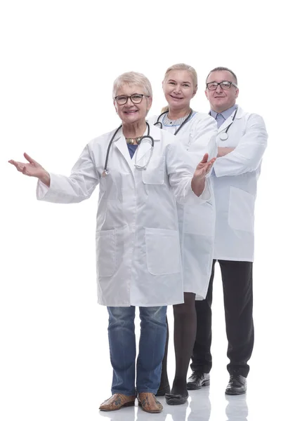 V plném růstu. skupina úspěšných lékařů stojící v řadě. — Stock fotografie