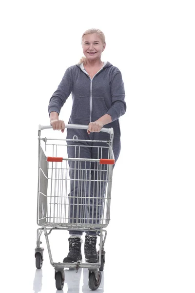 En pleno crecimiento. mujer sonriente en ropa casual con carrito de compras —  Fotos de Stock