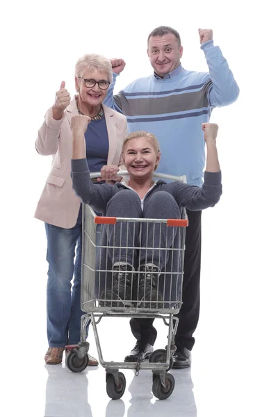 V plném růstu. skupina veselých zákazníků s nákupním vozíkem — Stock fotografie