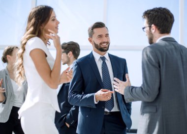 İş arkadaşları ofiste konuşurken konuşuyor.