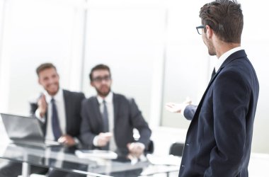 Başarılı avukat ofisine davet ediyor.