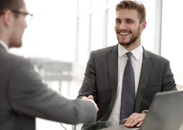 Cerrar. Gente de negocios sonriente estrechando la mano en la oficina — Foto de Stock