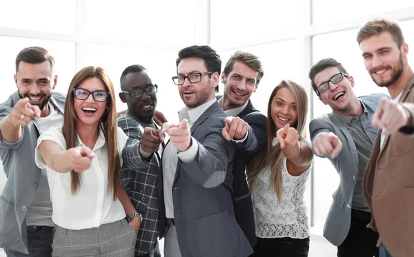 Groep succesvolle jongemannen die naar jou wijzen — Stockfoto