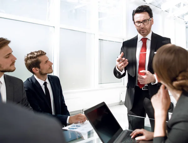 Empresário realiza um briefing com a equipe de negócios — Fotografia de Stock