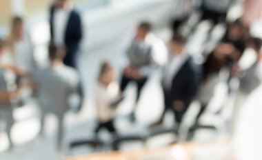 Üst Manzara. Modern bir ofiste çalışan bir grup.