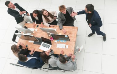 Üst Manzara. Proje Yöneticisi iş ekibiyle toplantıda..