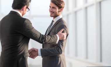 İş ortaklarının dostça el sıkışması
