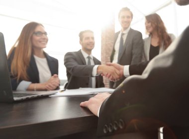 Ofisteki bir iş toplantısından sonra el sıkışmak.