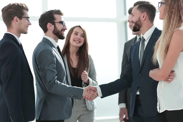 Partner commerciali sorridenti che si stringono la mano — Foto Stock