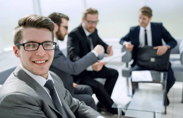 Jovem empresário em uma reunião de negócios no escritório — Fotografia de Stock