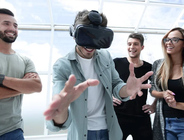 Retrato de un joven emocional en gafas realidad virtual — Foto de Stock