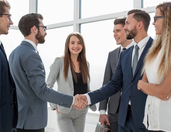 Stretta di mano di uomini d'affari a una riunione in ufficio — Foto Stock