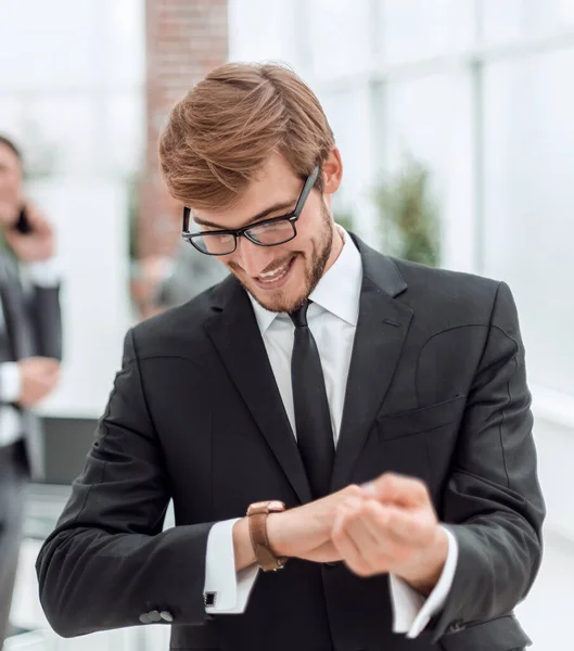 De cerca. feliz joven empresario de pie en el cargo — Foto de Stock