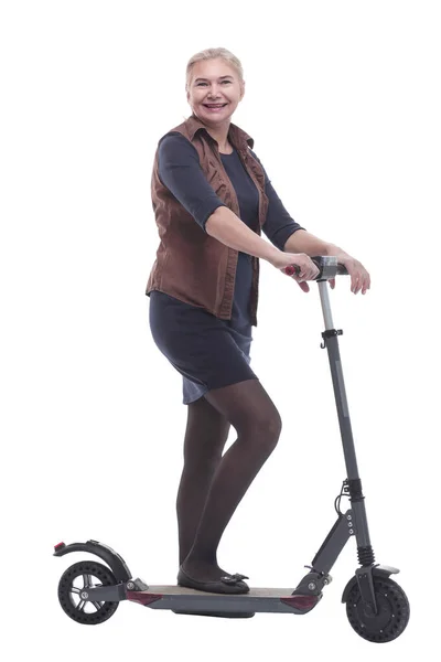 W pełnym wzroście. szczęśliwa kobieta z wygodnym skuterem elektrycznym — Zdjęcie stockowe