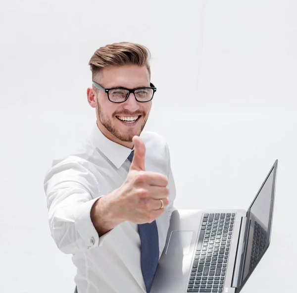 Sonriente hombre de negocios con portátil mostrando el pulgar hacia arriba —  Fotos de Stock