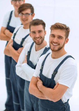 Sorumlu nakliyecilerden oluşan neşeli bir ekip beyaz arka planda izole edilmiş.