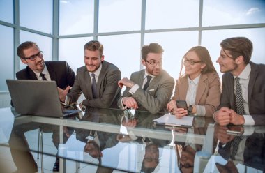 Analizler bir bilgisayar monitörüne işaret ediyor