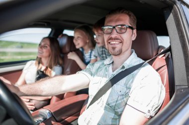 Yan manzara. Mutlu aile arabaları..