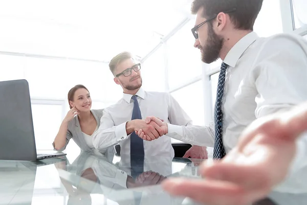 Hintergrundbild: Händeschütteln am Schreibtisch — Stockfoto