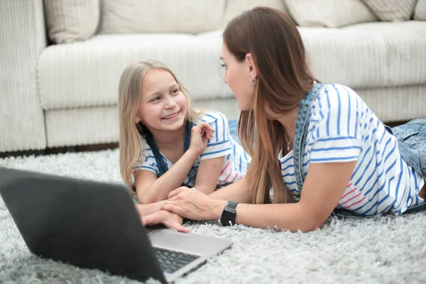 Anya és lánya laptopot használ az otthonukban. — Stock Fotó