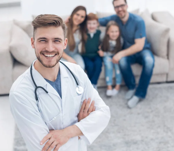 Médico de família e seus pacientes felizes — Fotografia de Stock