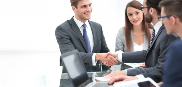 Handshake partnery na stůl — Stock fotografie