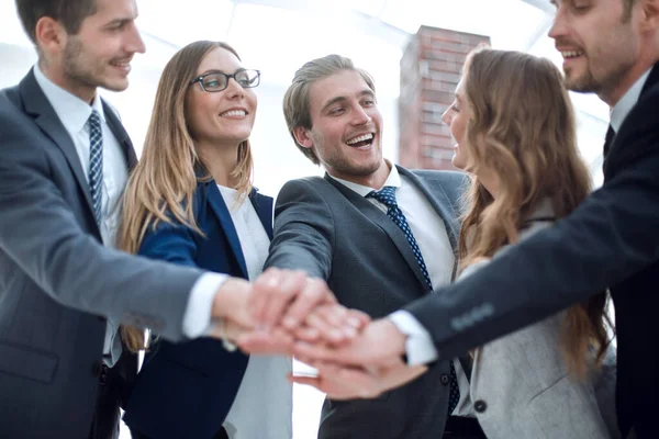 Skupina podnikatelů se drží za ruce. — Stock fotografie
