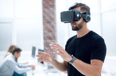 Modern VR gözlükleri olan yakışıklı bir erkek hasta.