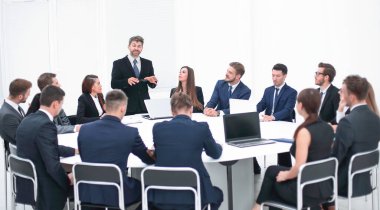 İş adamı müzakerelerde bir öneri üzerine konuşuyor.