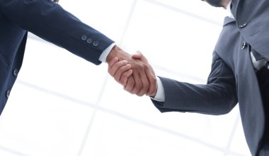 İki adamın el sıkışırken alttaki görüntüsü