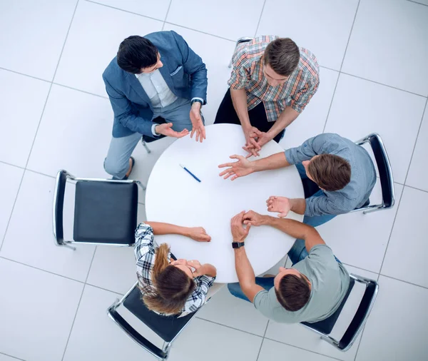Início view.Manager e equipe criativa sentado na mesa redonda — Fotografia de Stock