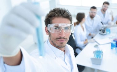 Bulanık arka plan laboratuarında reaksiyonlu tüp.