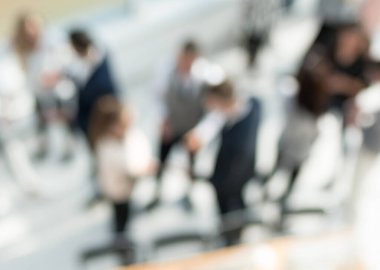 Üst Manzara. Modern bir ofiste çalışan bir grup.