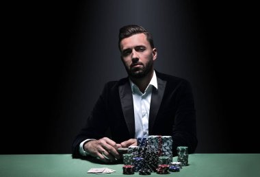 Profesyonel bir poker oyuncusunun portresi