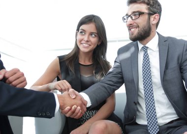 El sıkışma müdürü ve müvekkil ofis lobisindeki bir toplantıda..