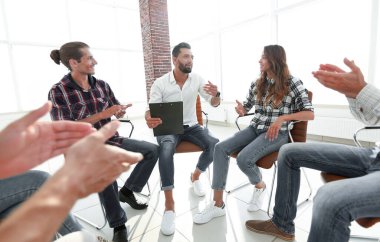 Yaratıcı takım koçu alkışlıyor.