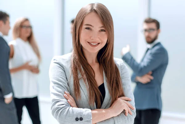 Молода бізнес-леді стоїть в офісі . — стокове фото
