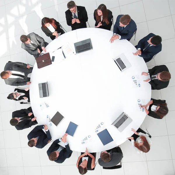 Vista desde la parte superior. Socios comerciales de la reunión para la mesa redonda. — Foto de Stock