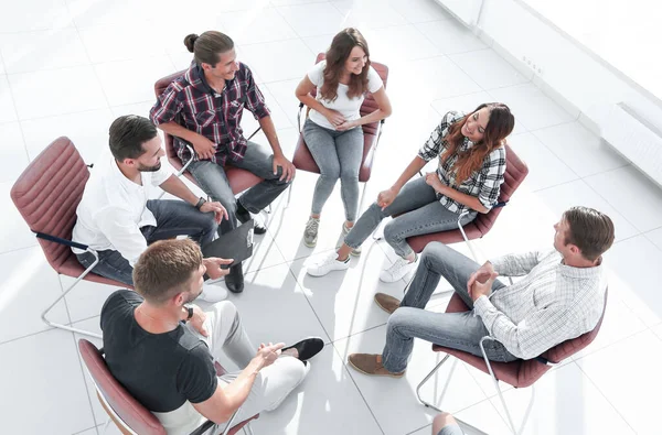 Grupo de empleados una lección sobre team building — Foto de Stock