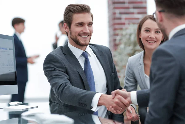 Lycklig man presentera affärskvinna för affärspartners — Stockfoto