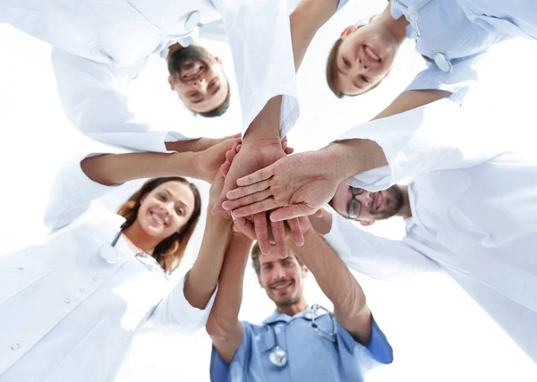 Abajo view.a equipo de médicos en el centro médico apretó sus manos juntos —  Fotos de Stock